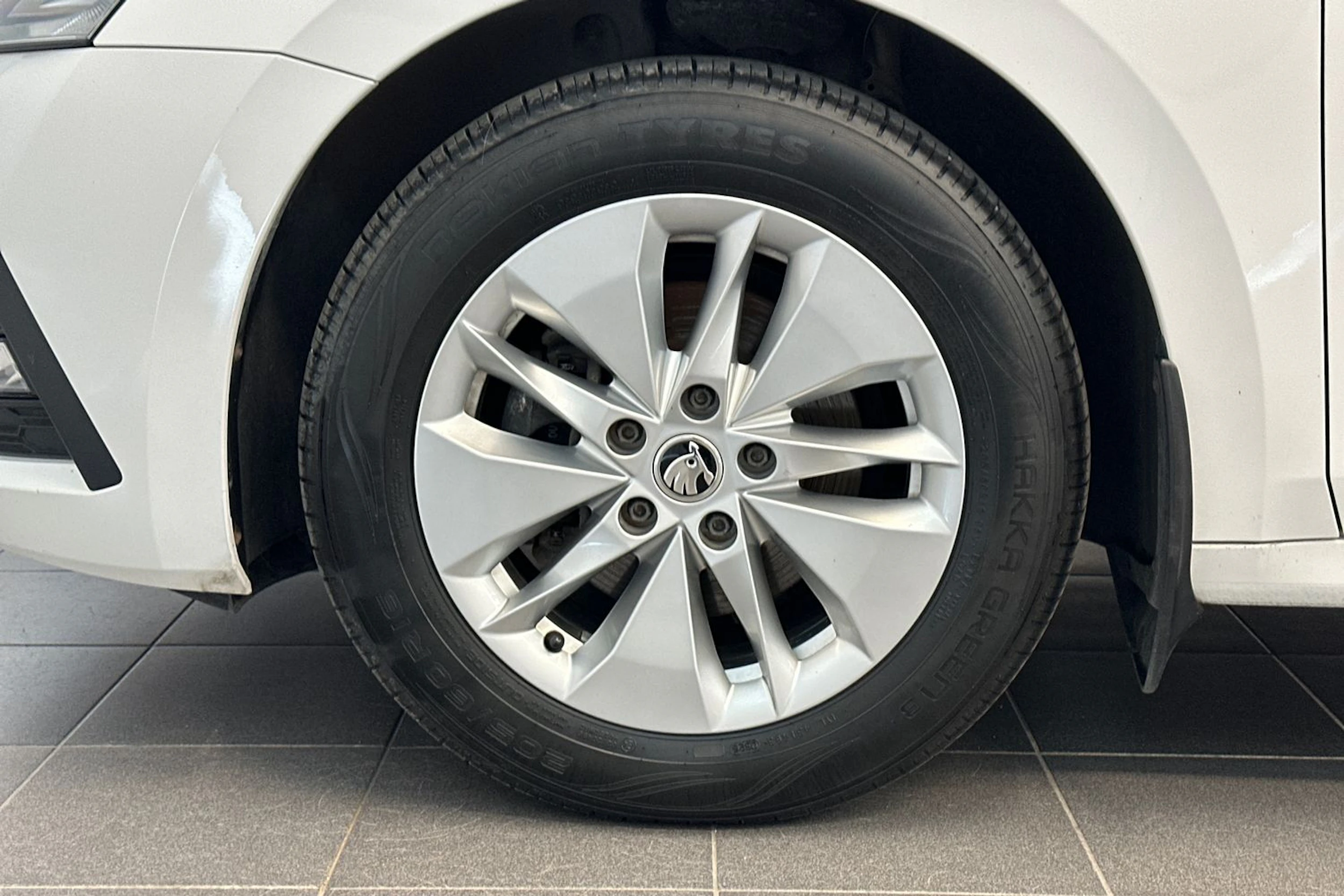 valkoinen Skoda Octavia 2021 kuva 32.