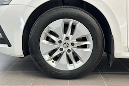 valkoinen Skoda Octavia 2021 kuva 32.