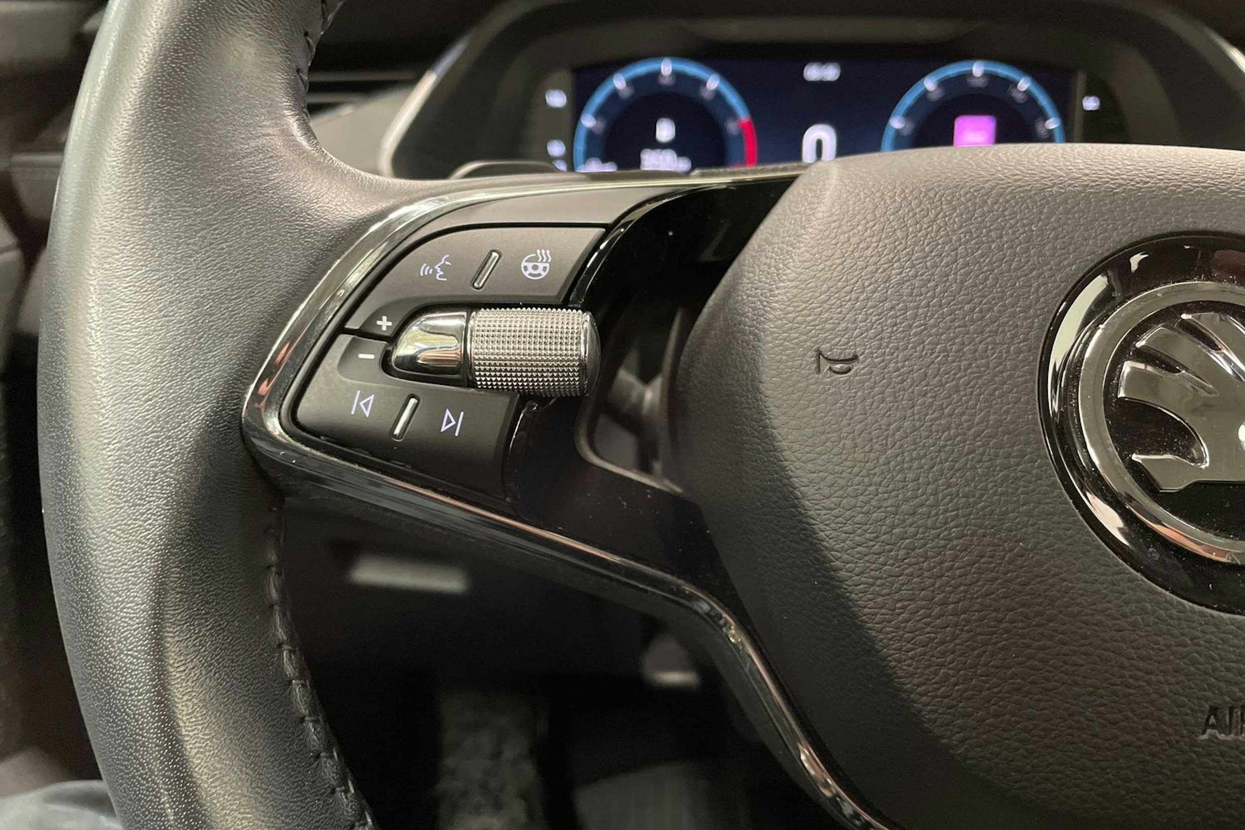 sininen Skoda Octavia 2021 kuva 22.