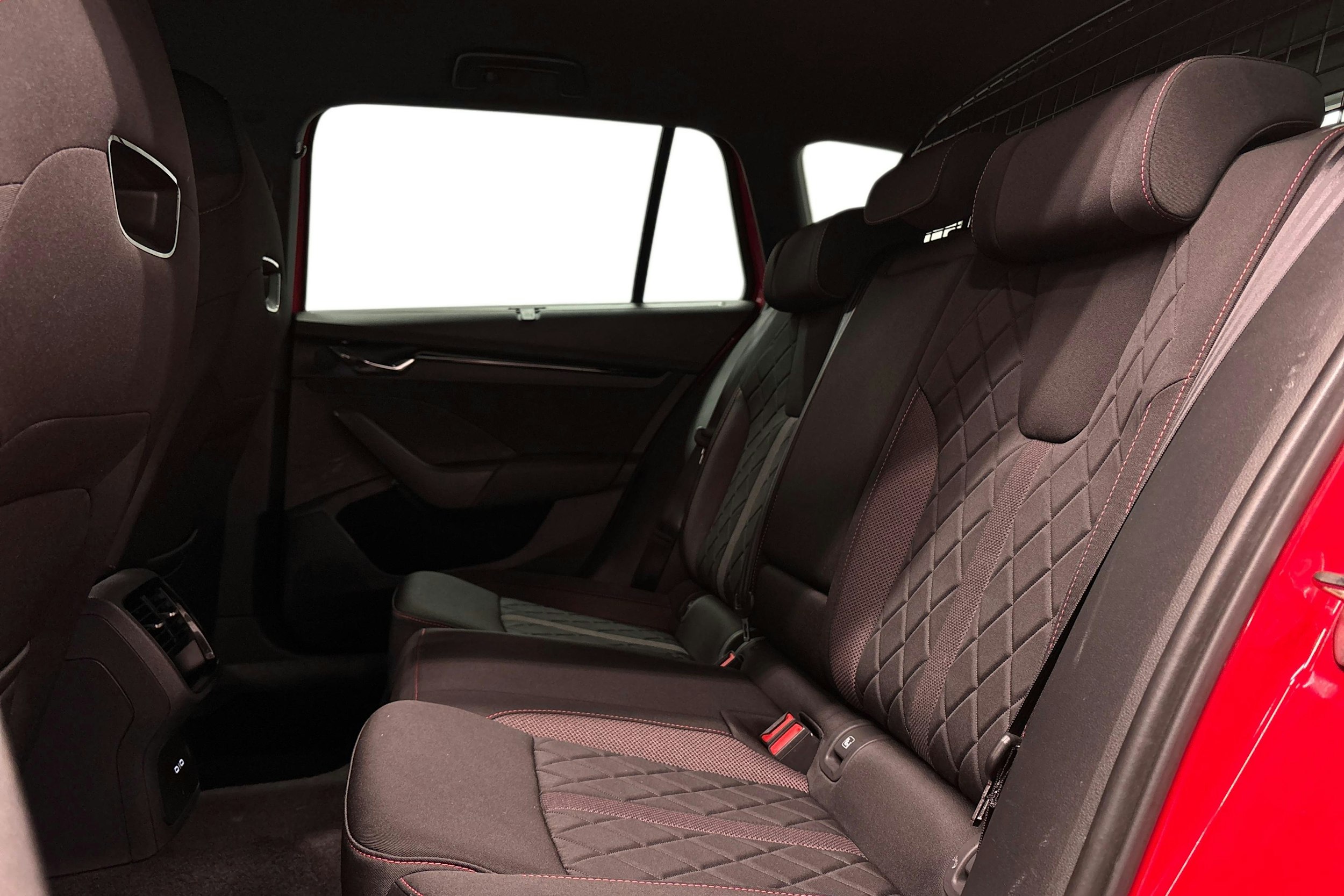 punainen Skoda Octavia 2021 kuva 10.