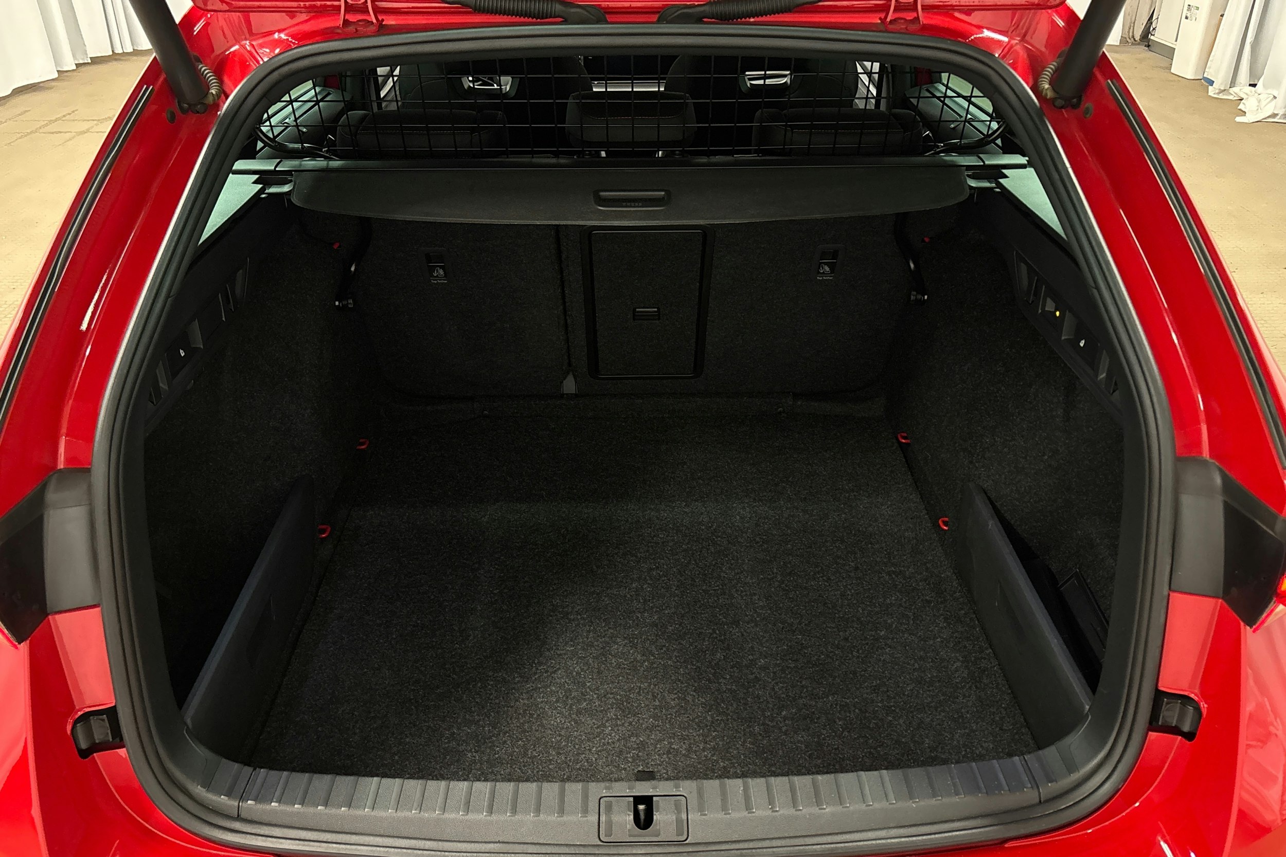 punainen Skoda Octavia 2021 kuva 14.