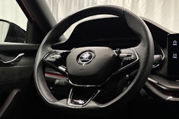 punainen Skoda Octavia 2021 kuva 19.