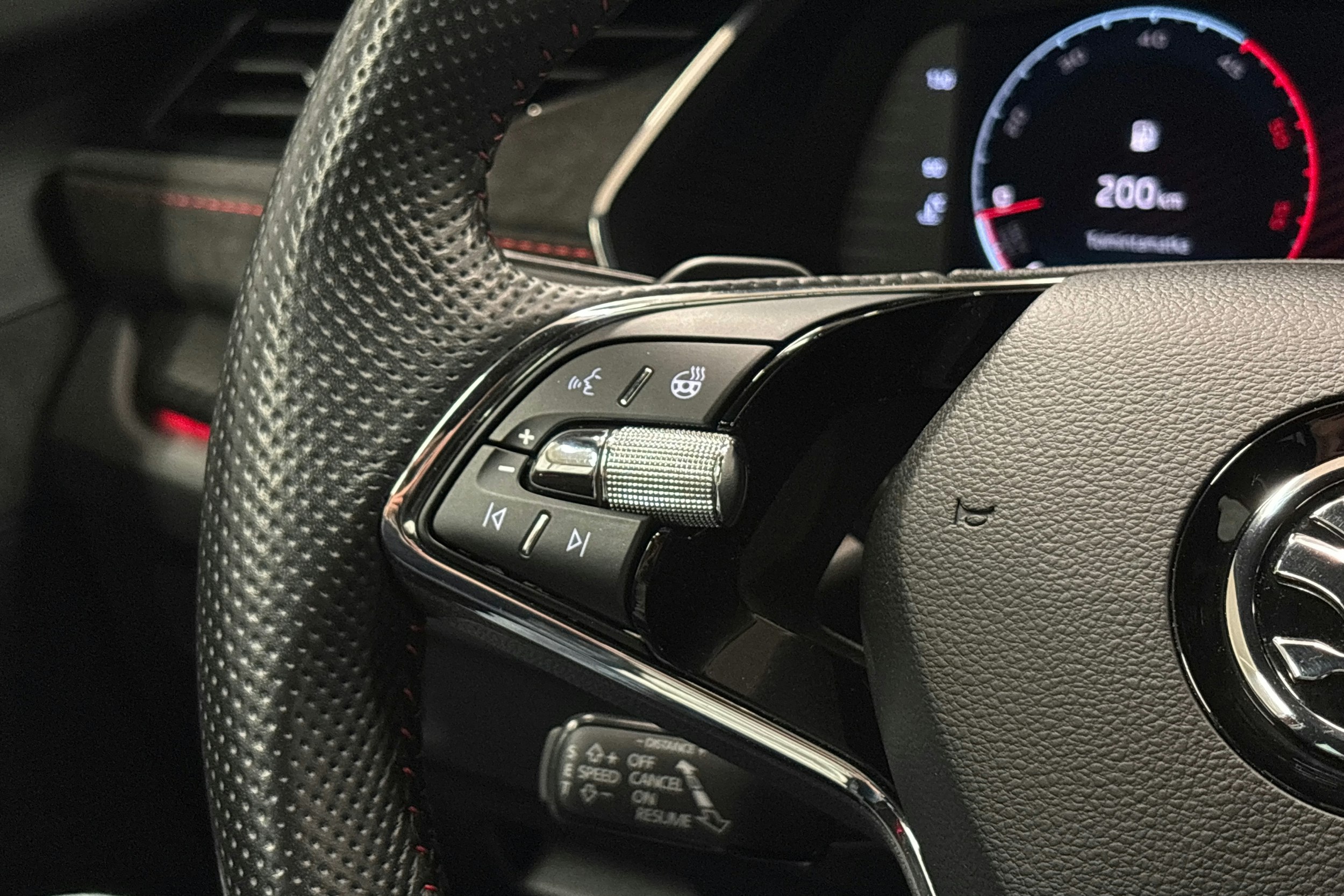 punainen Skoda Octavia 2021 kuva 20.