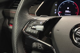 punainen Skoda Octavia 2021 kuva 20.