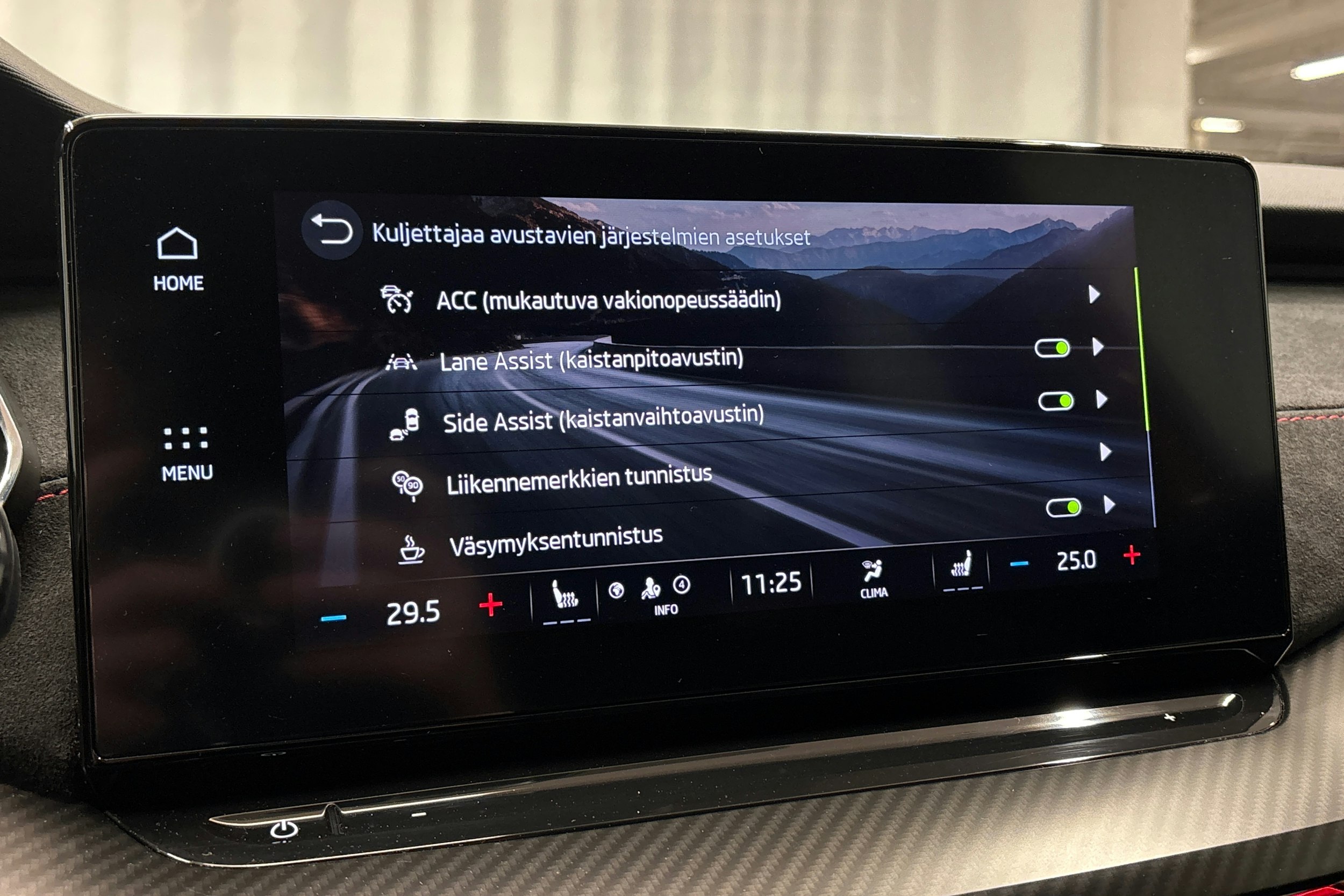 punainen Skoda Octavia 2021 kuva 27.