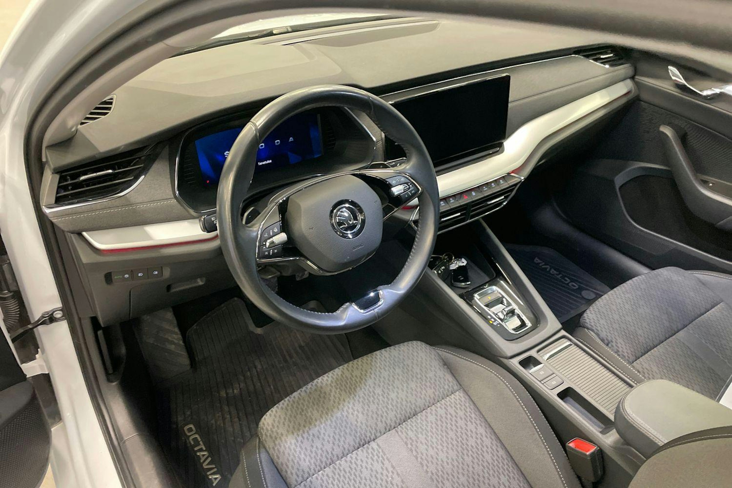 valkoinen Skoda Octavia 2021 kuva 7.