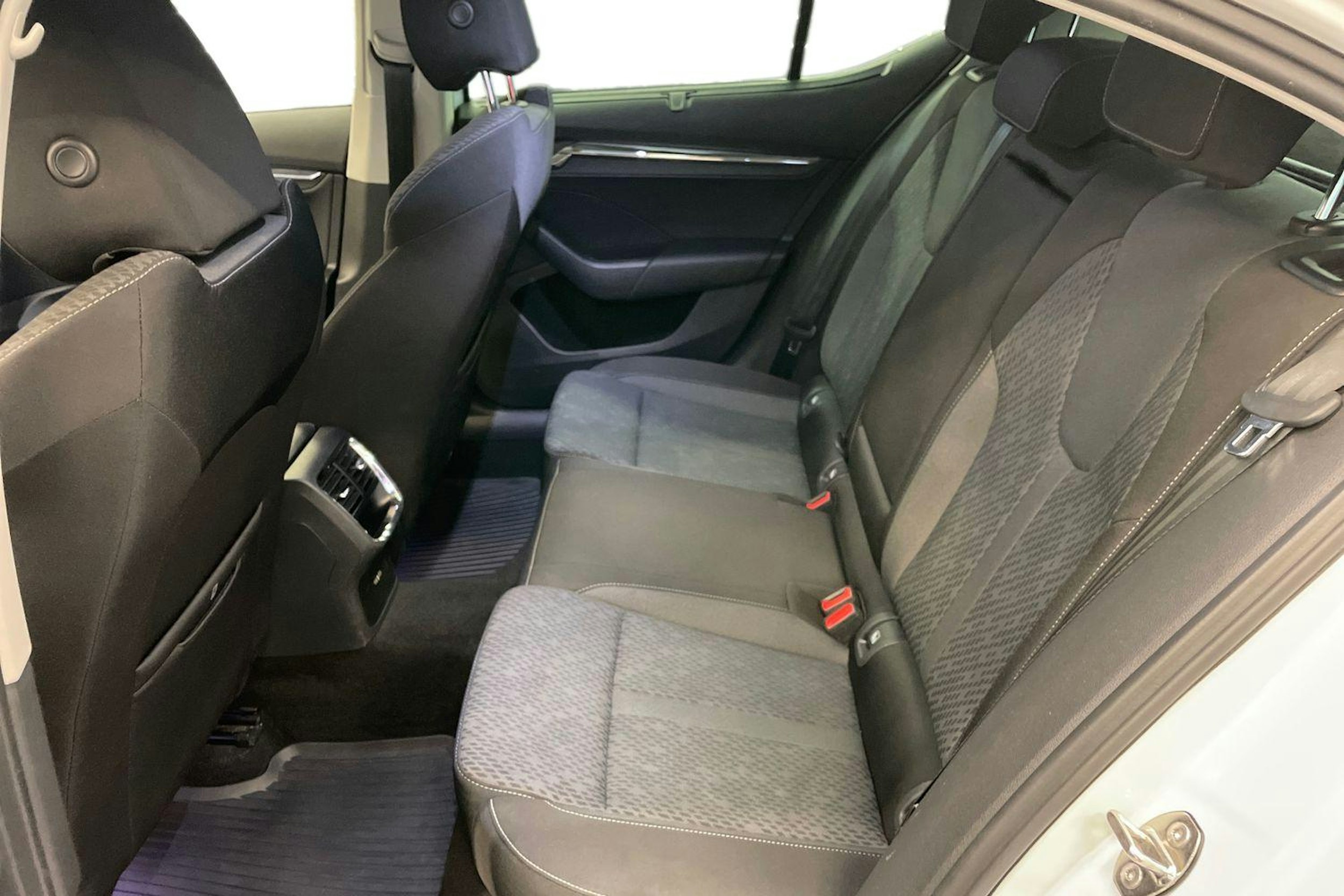 valkoinen Skoda Octavia 2021 kuva 10.