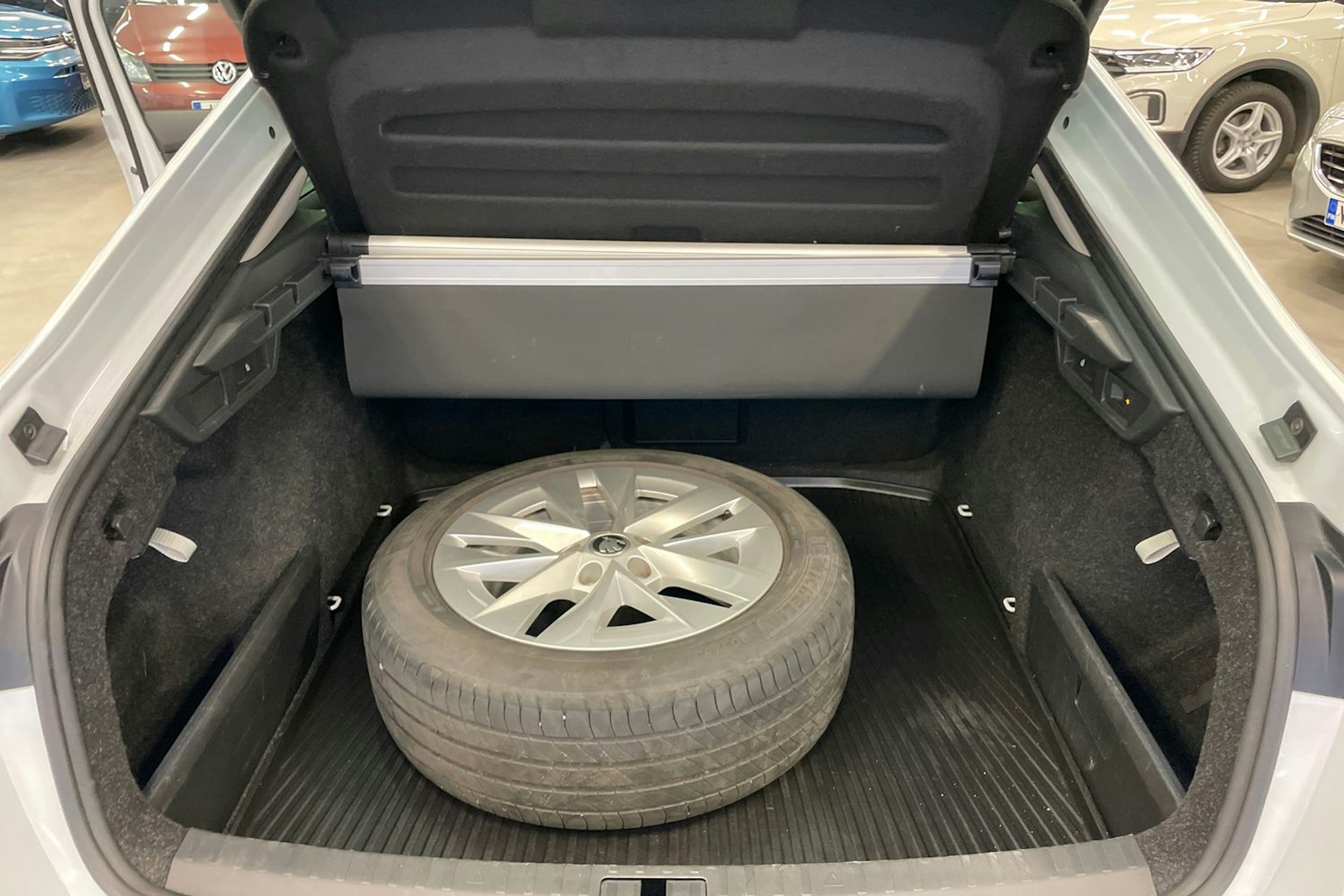 valkoinen Skoda Octavia 2021 kuva 15.