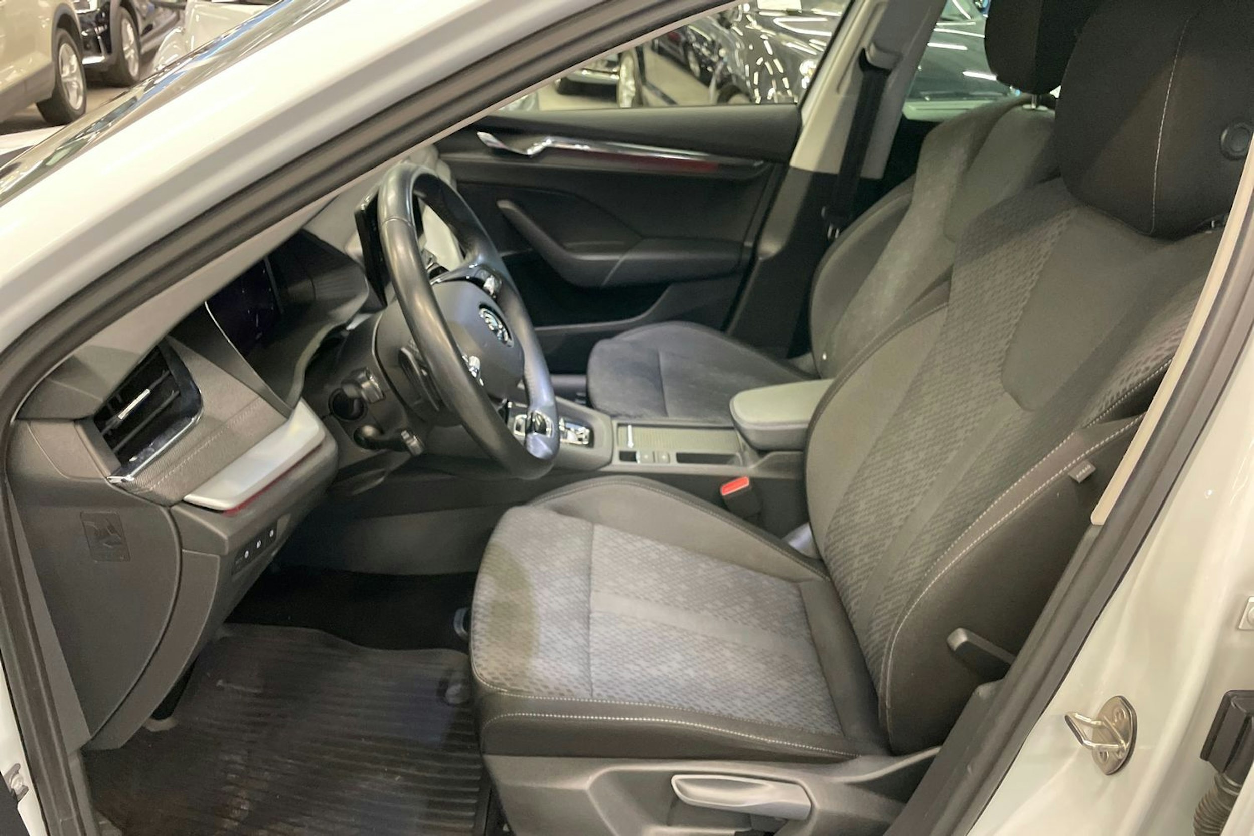 valkoinen Skoda Octavia 2021 kuva 17.