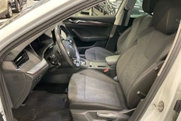 valkoinen Skoda Octavia 2021 kuva 17.