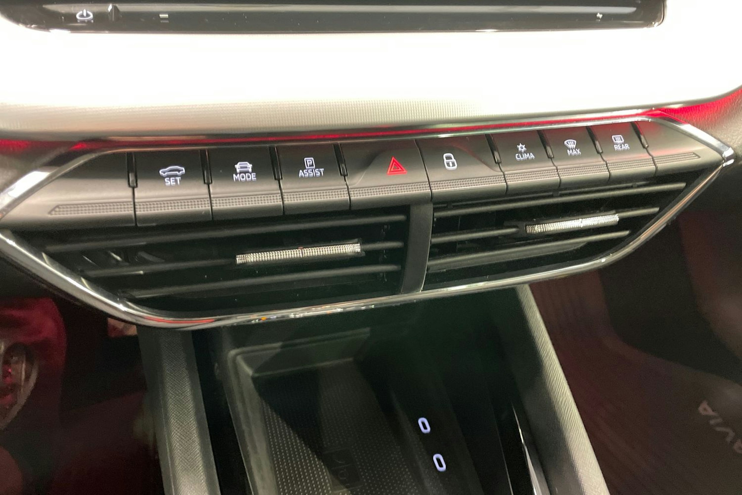 valkoinen Skoda Octavia 2021 kuva 19.