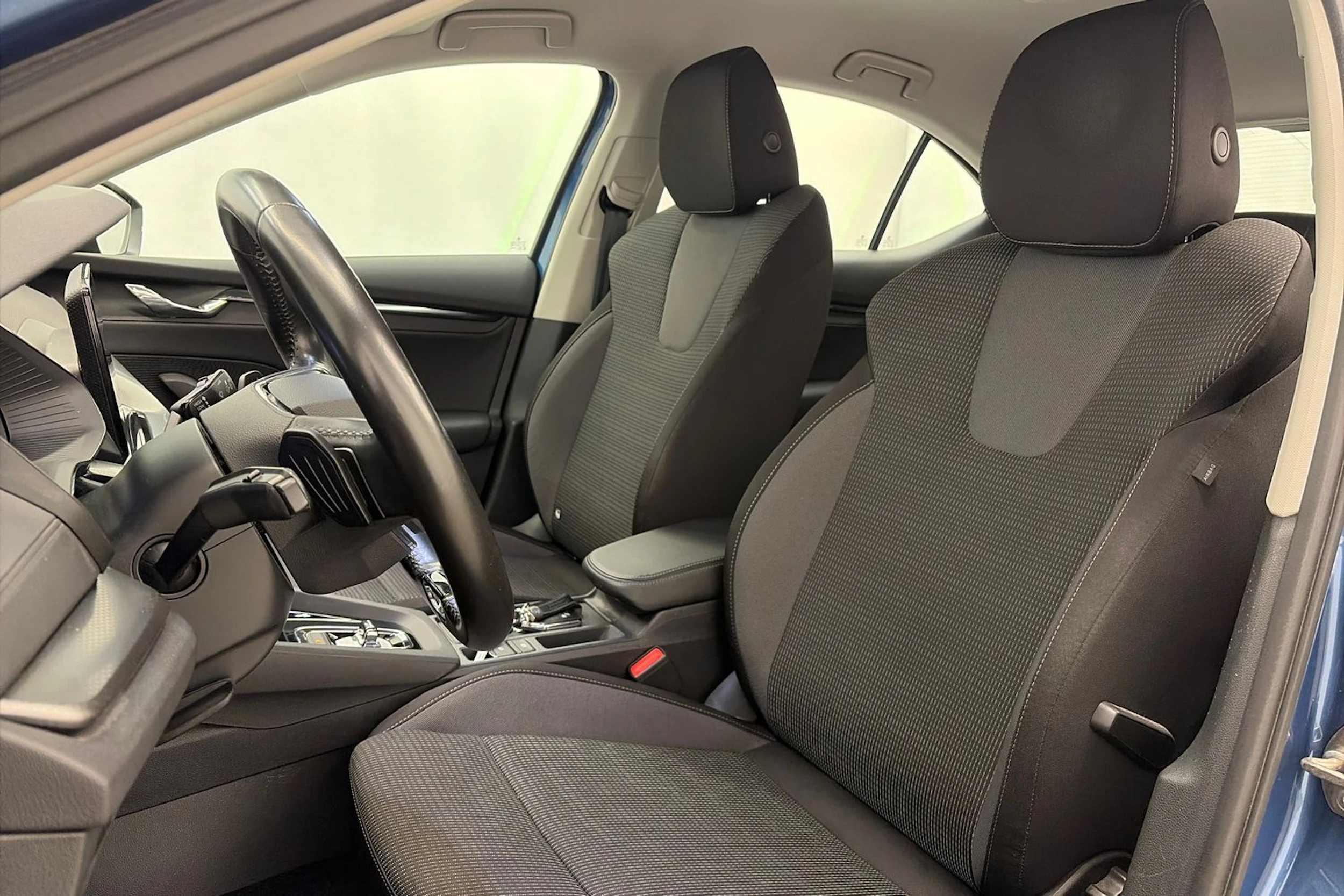 sininen Skoda Octavia 2021 kuva 16.