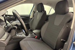 sininen Skoda Octavia 2021 kuva 16.