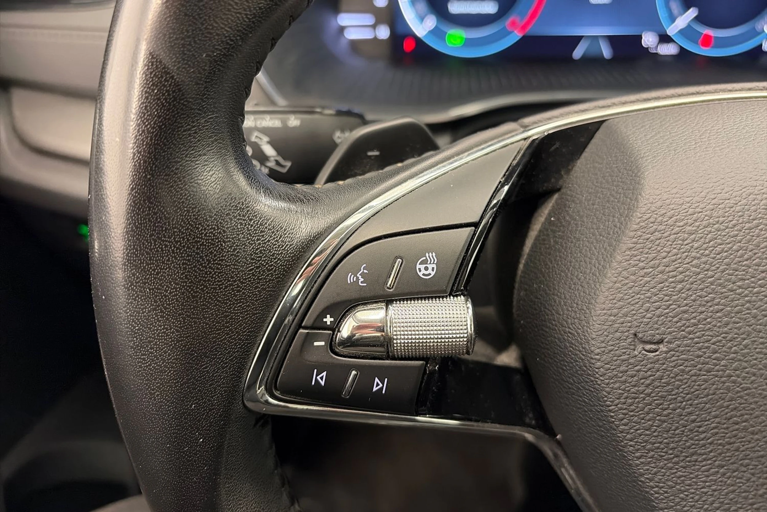 sininen Skoda Octavia 2021 kuva 18.