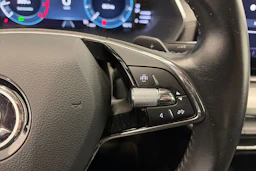 sininen Skoda Octavia 2021 kuva 19.