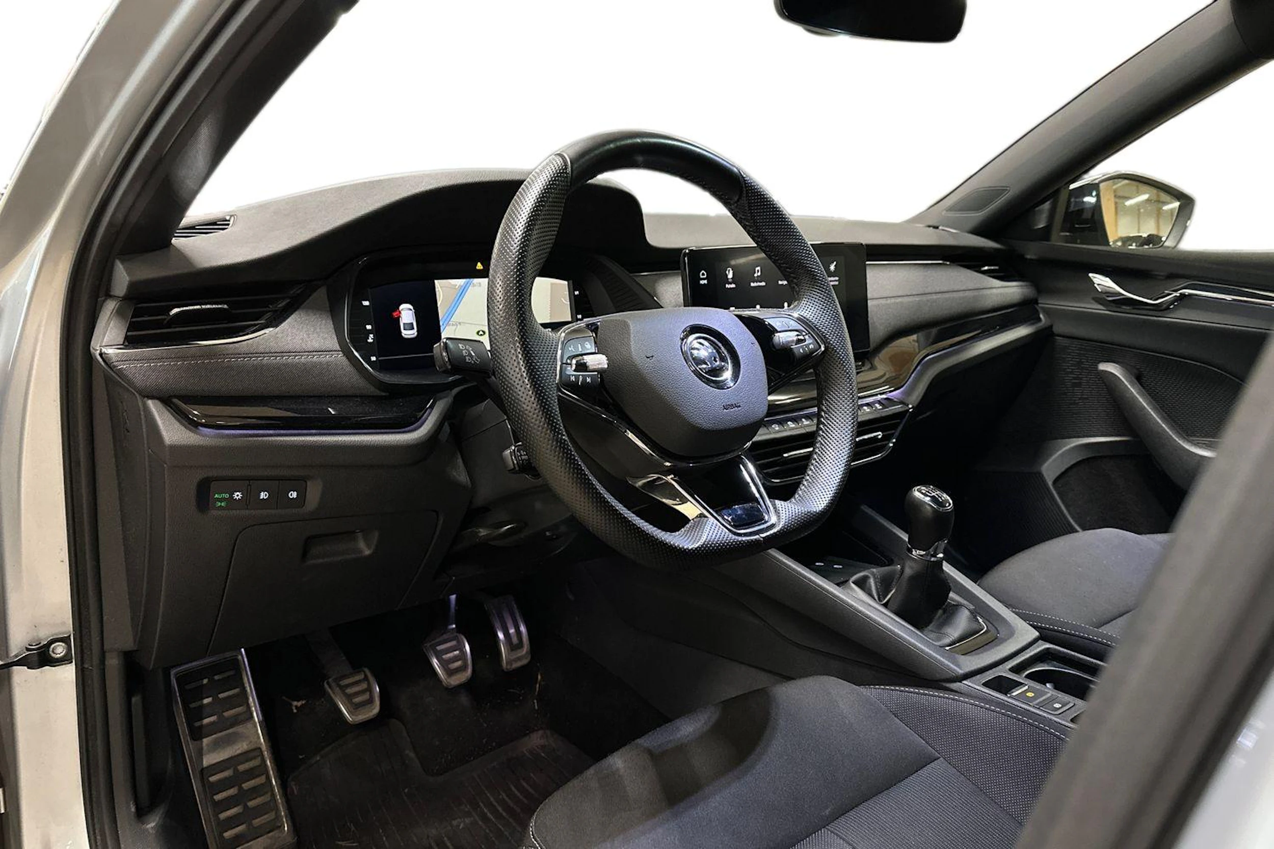 harmaa Skoda Octavia 2021 kuva 3.