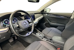 valkoinen Skoda Octavia 2021 kuva 7.
