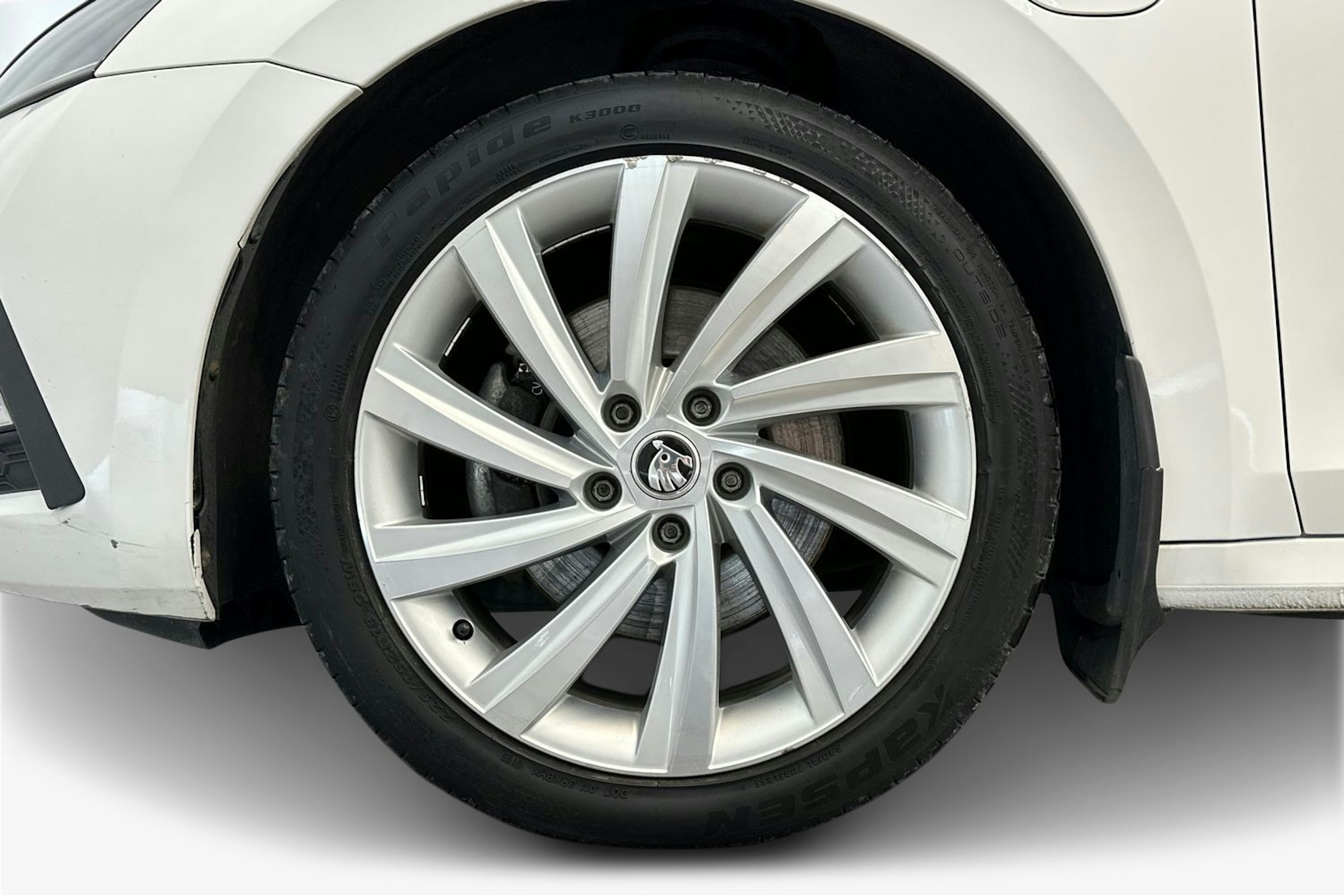valkoinen Skoda Octavia 2021 kuva 11.