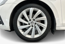 valkoinen Skoda Octavia 2021 kuva 11.