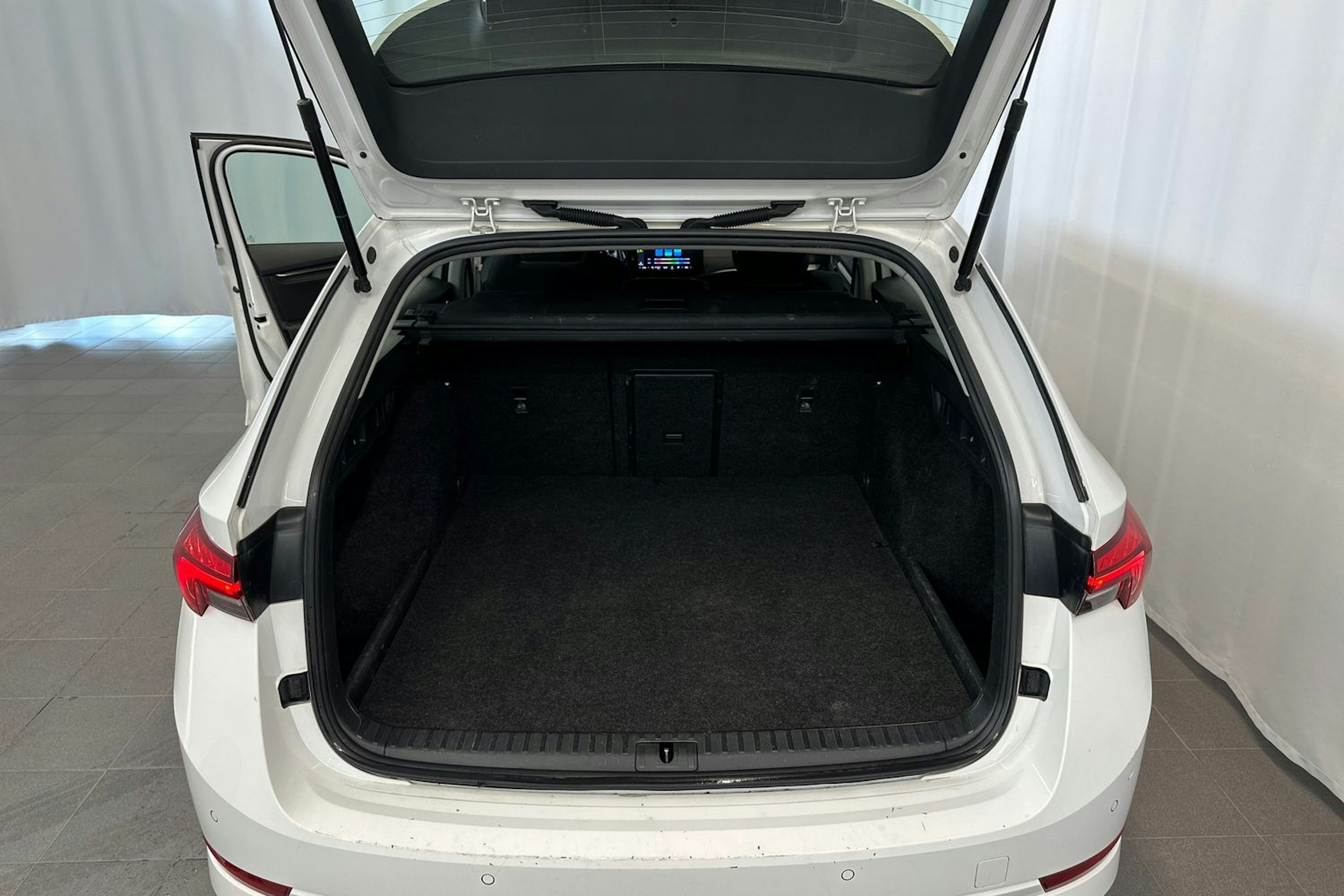valkoinen Skoda Octavia 2021 kuva 15.