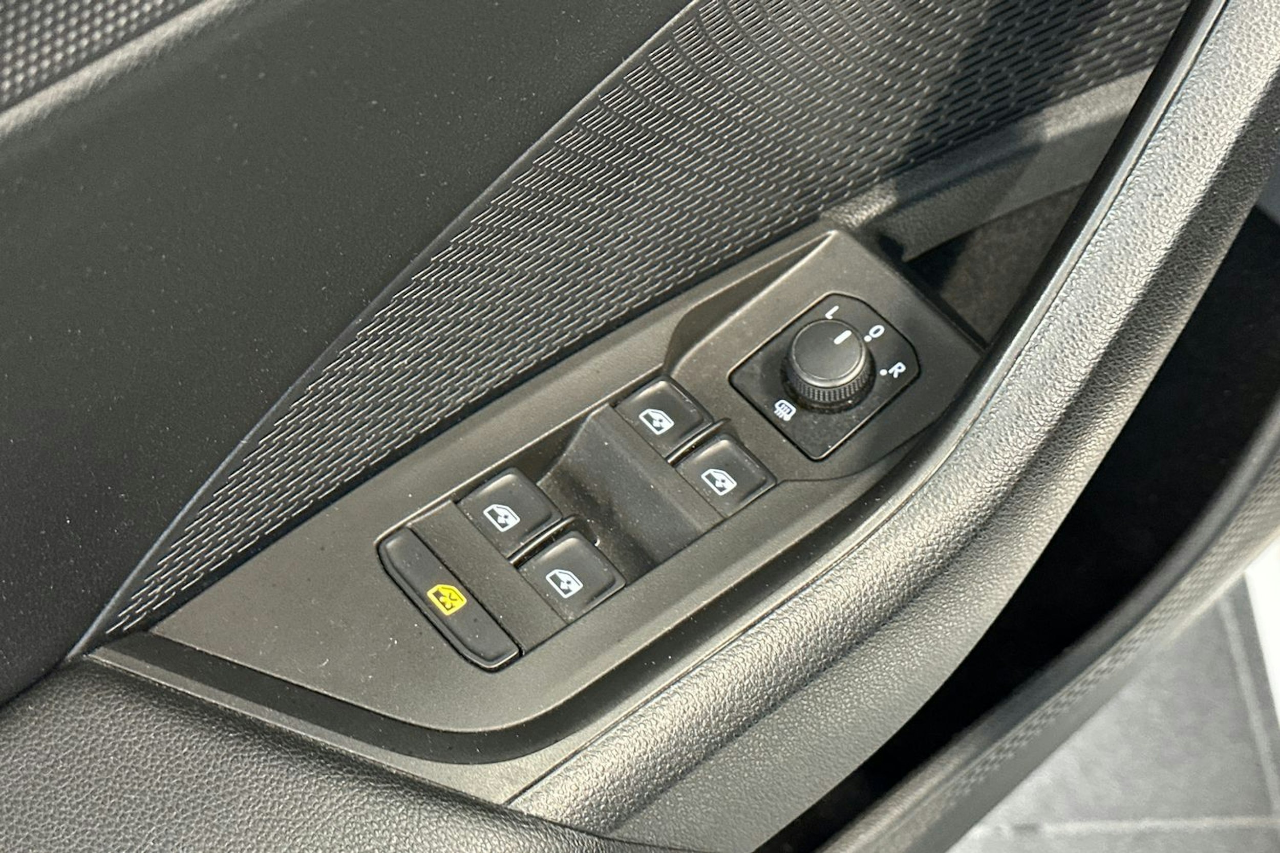 valkoinen Skoda Octavia 2021 kuva 16.