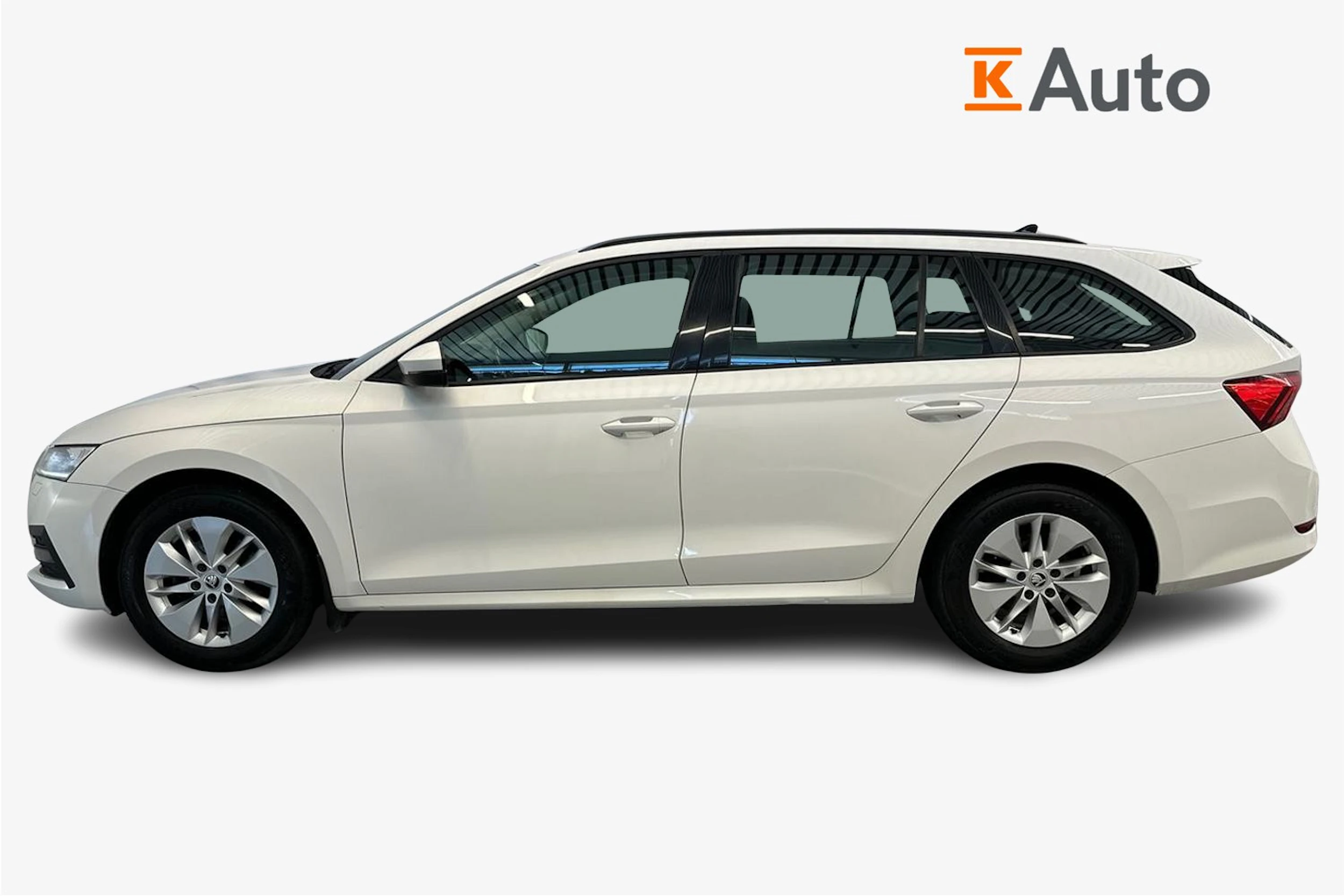 valkoinen Skoda Octavia 2021 kuva 7.