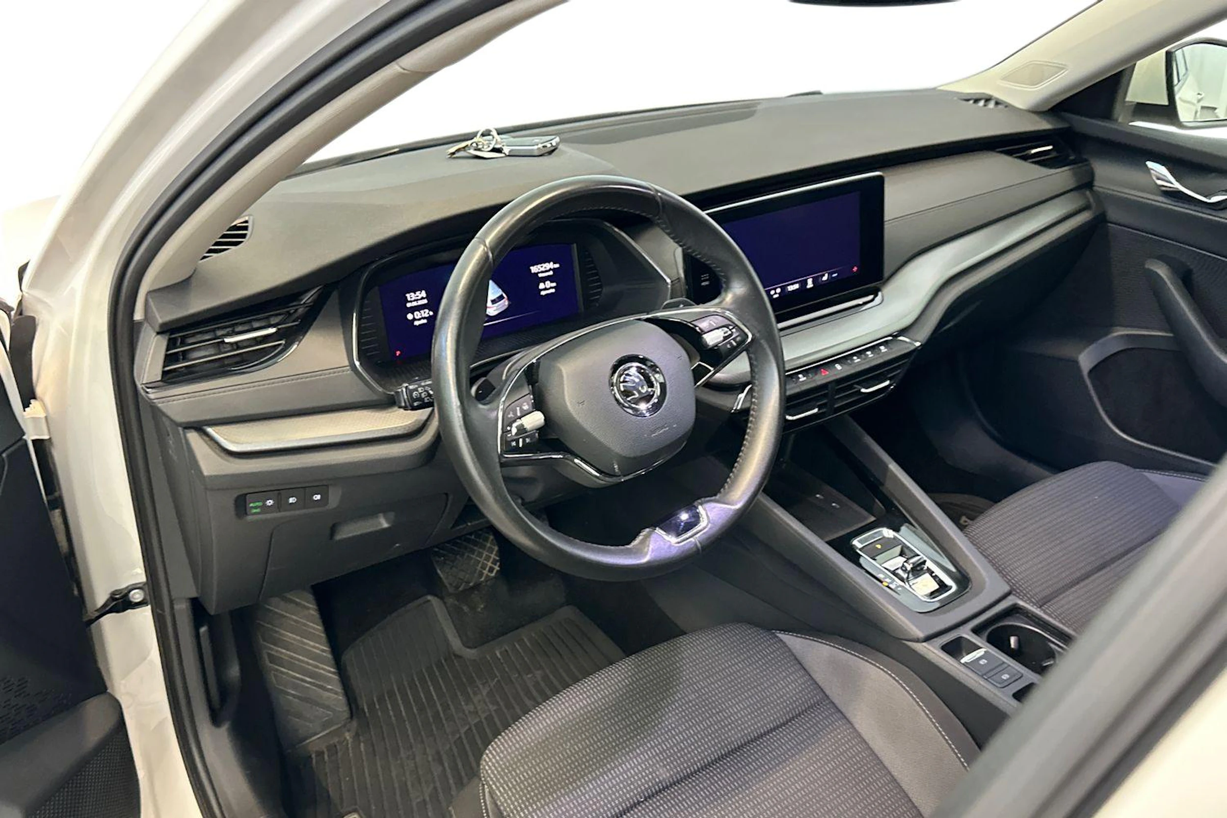 valkoinen Skoda Octavia 2021 kuva 8.