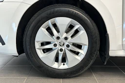 valkoinen Skoda Octavia 2021 kuva 13.