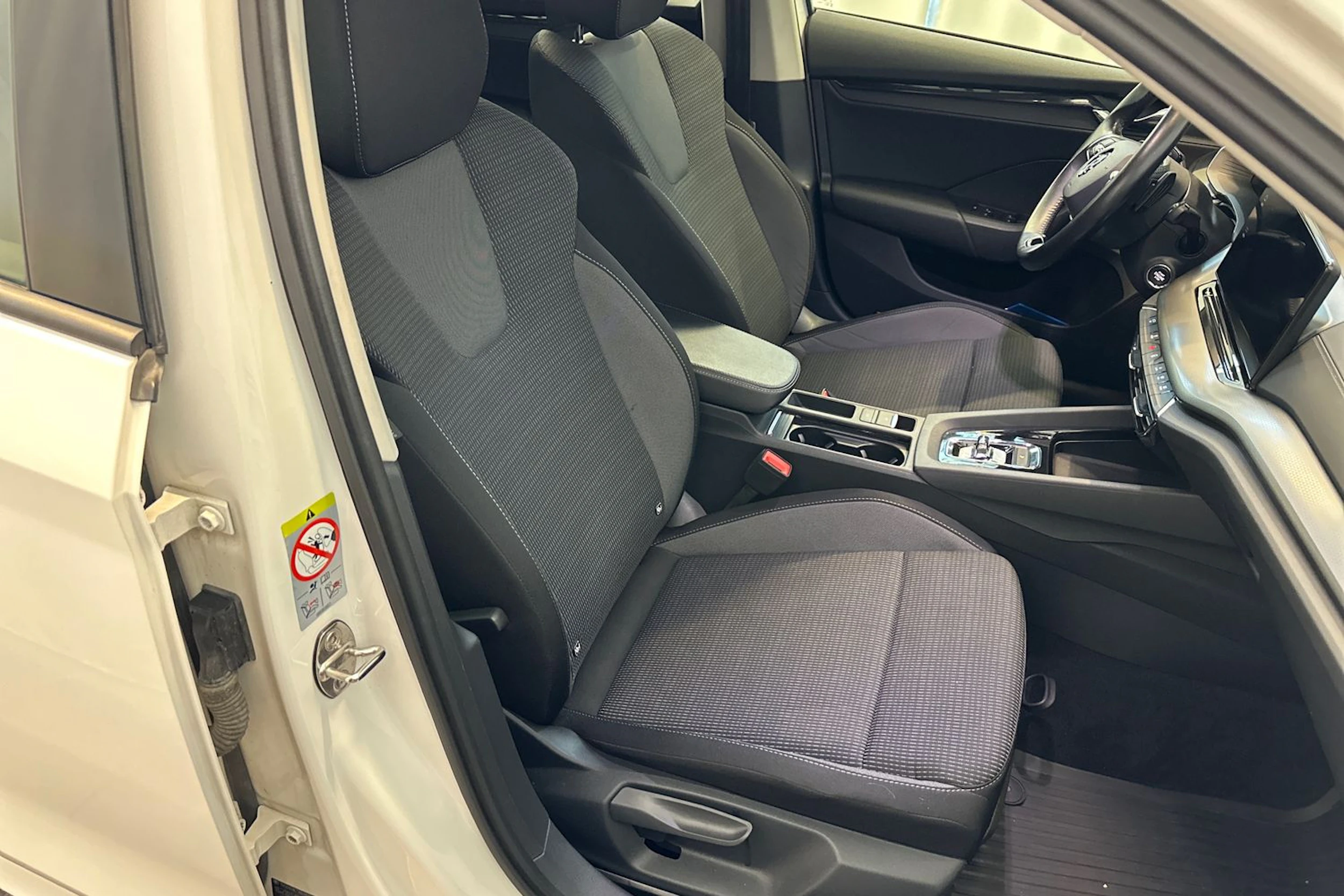 valkoinen Skoda Octavia 2021 kuva 16.