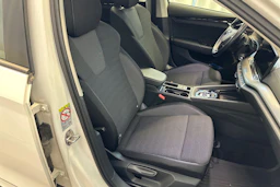 valkoinen Skoda Octavia 2021 kuva 16.