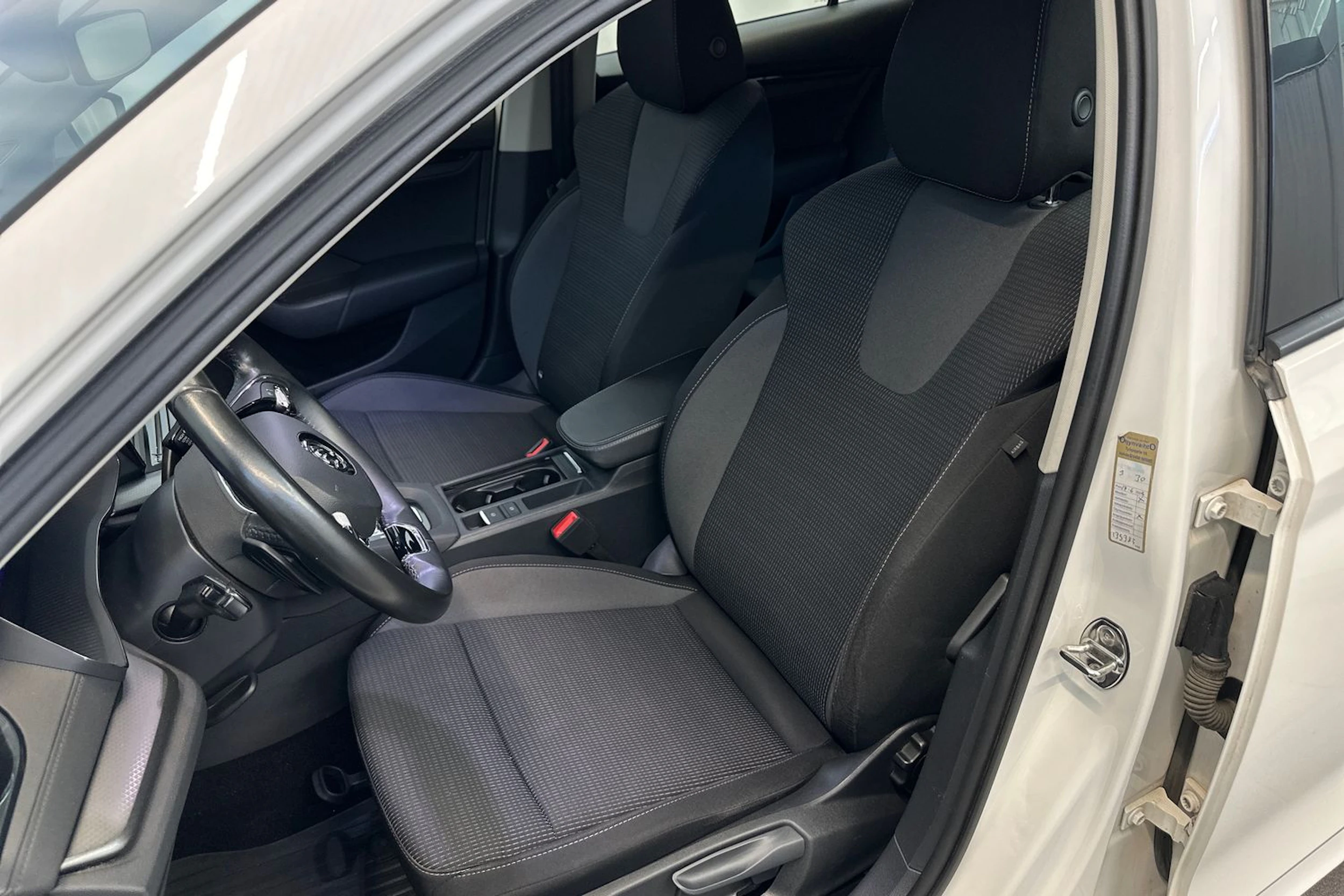 valkoinen Skoda Octavia 2021 kuva 17.