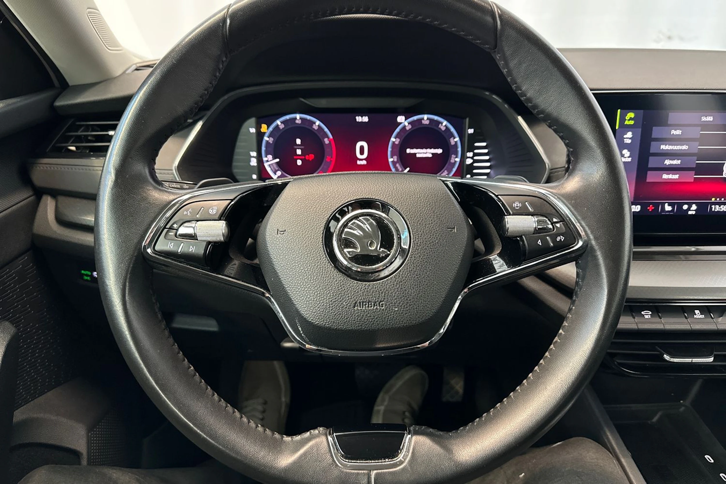 valkoinen Skoda Octavia 2021 kuva 19.