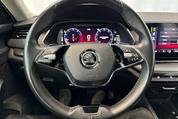 valkoinen Skoda Octavia 2021 kuva 19.