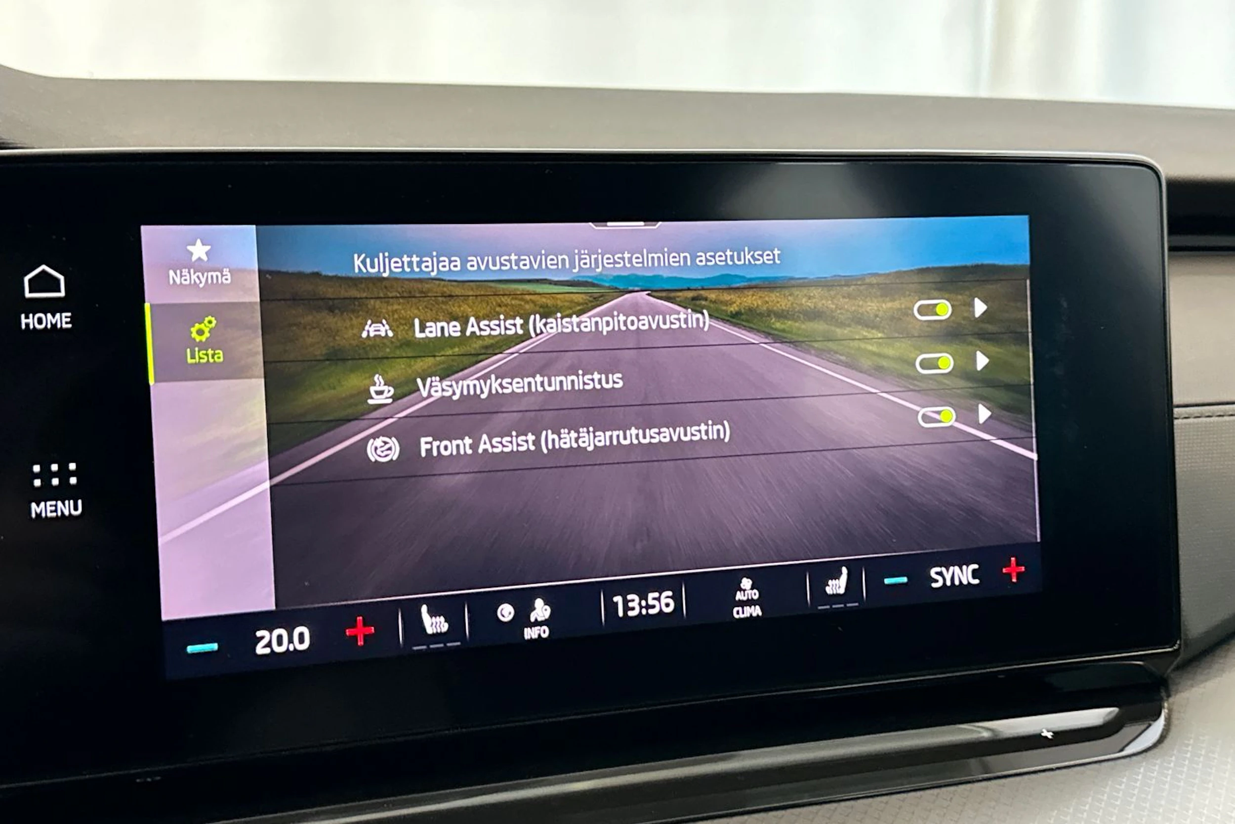 valkoinen Skoda Octavia 2021 kuva 24.