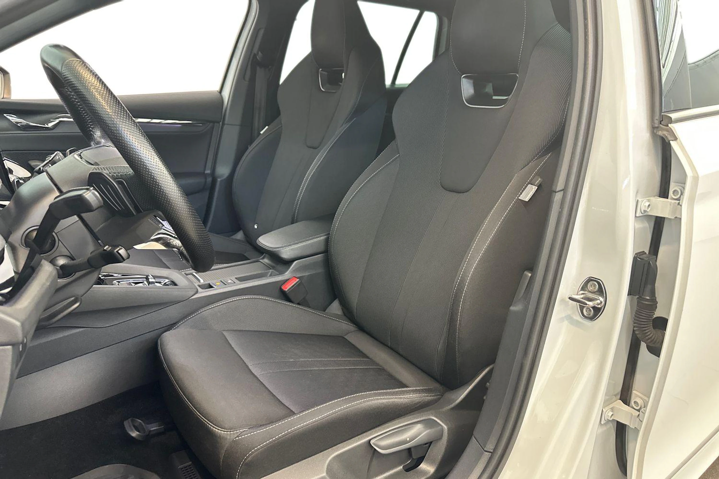 valkoinen Skoda Octavia 2022 kuva 7.
