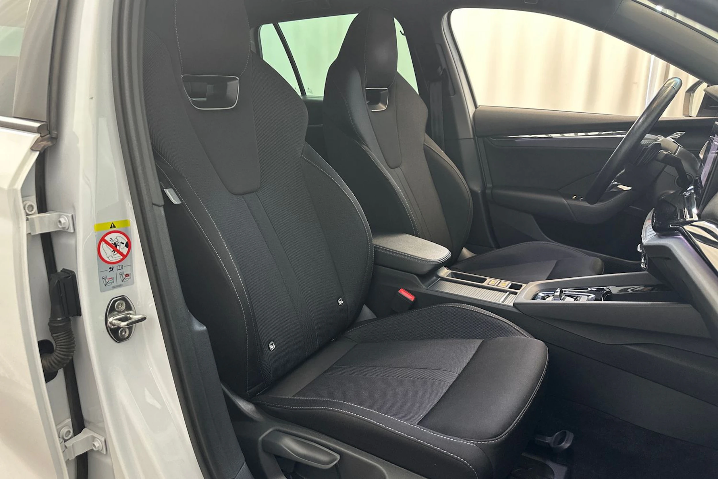 valkoinen Skoda Octavia 2022 kuva 11.
