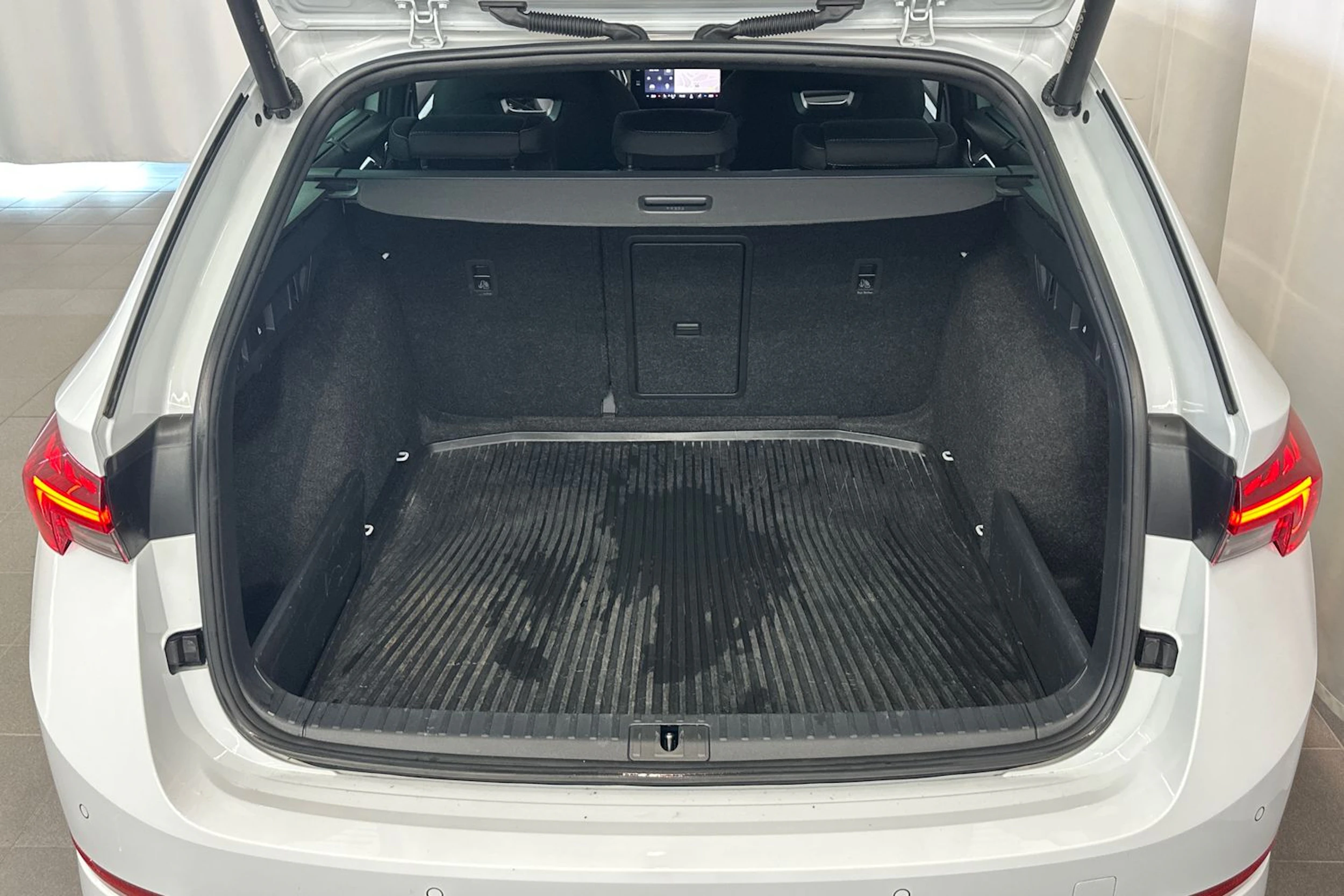 valkoinen Skoda Octavia 2022 kuva 13.
