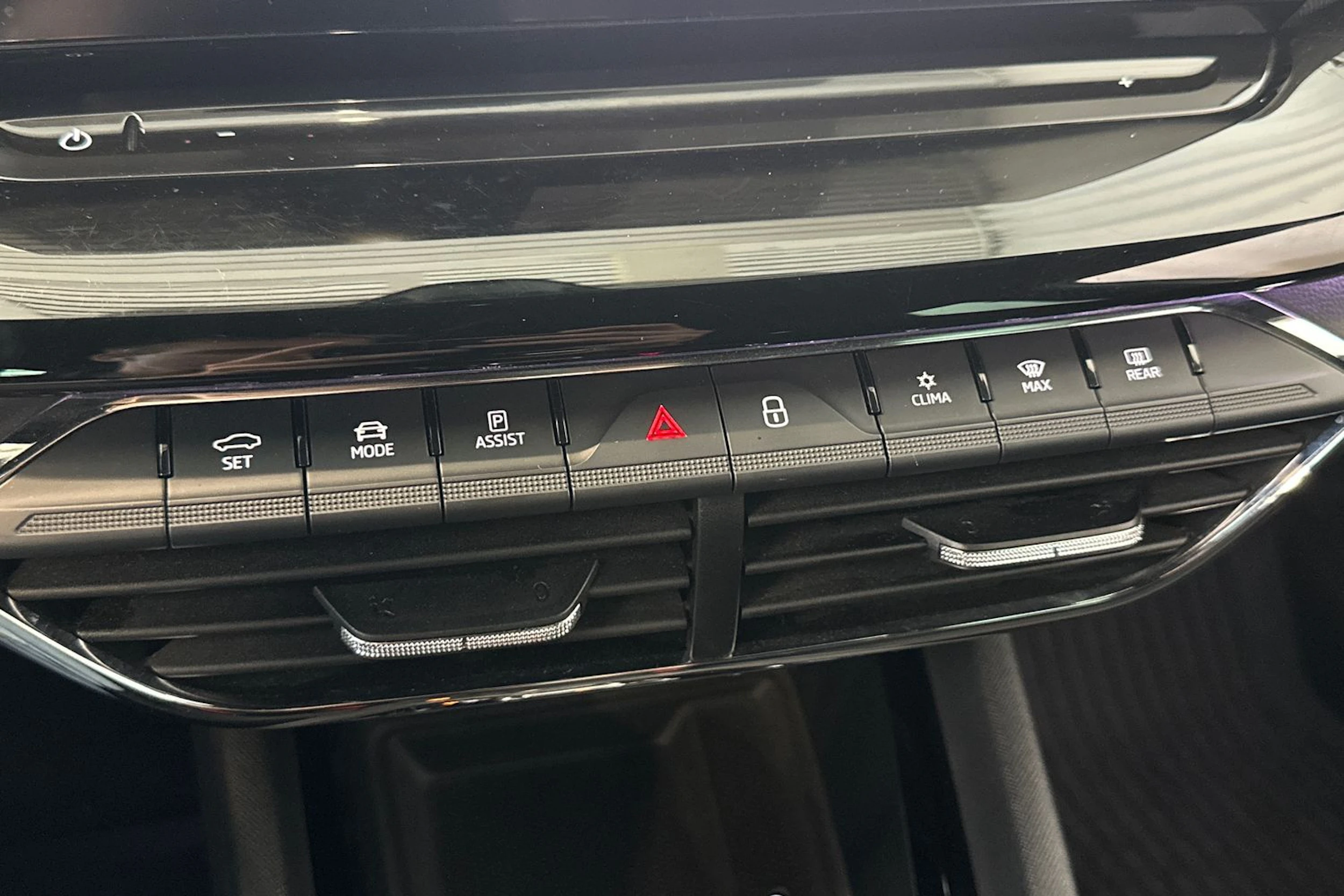 valkoinen Skoda Octavia 2022 kuva 22.