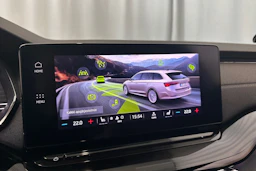 valkoinen Skoda Octavia 2022 kuva 25.