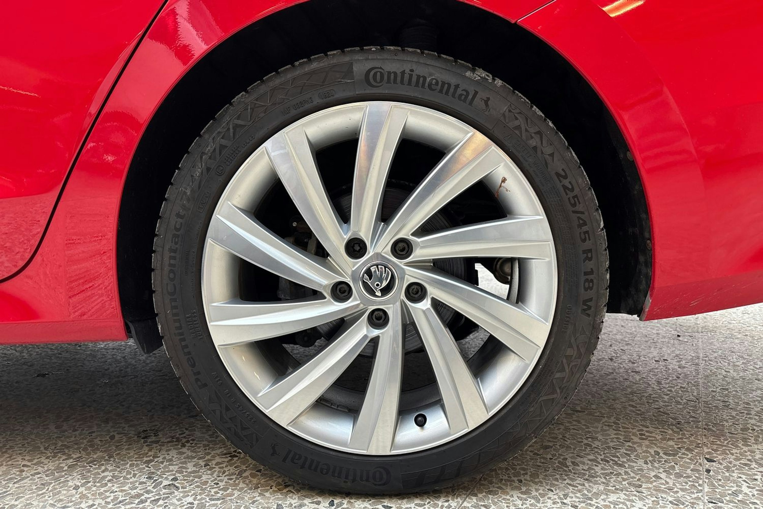 punainen Skoda Octavia 2021 kuva 11.