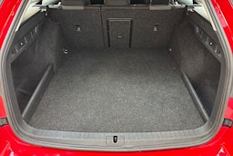 punainen Skoda Octavia 2021 kuva 15.