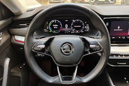 punainen Skoda Octavia 2021 kuva 19.