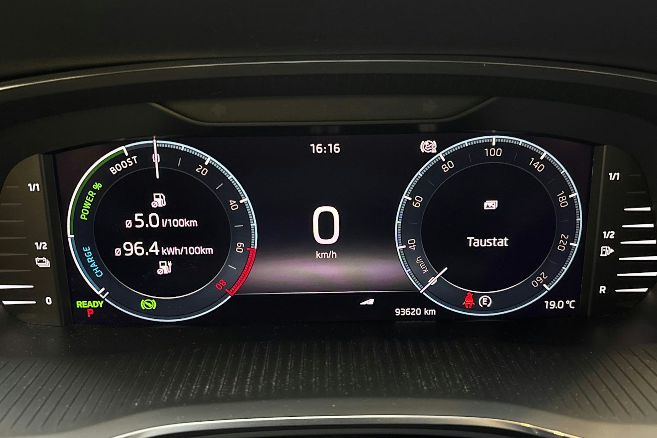 punainen Skoda Octavia 2021 kuva 20.