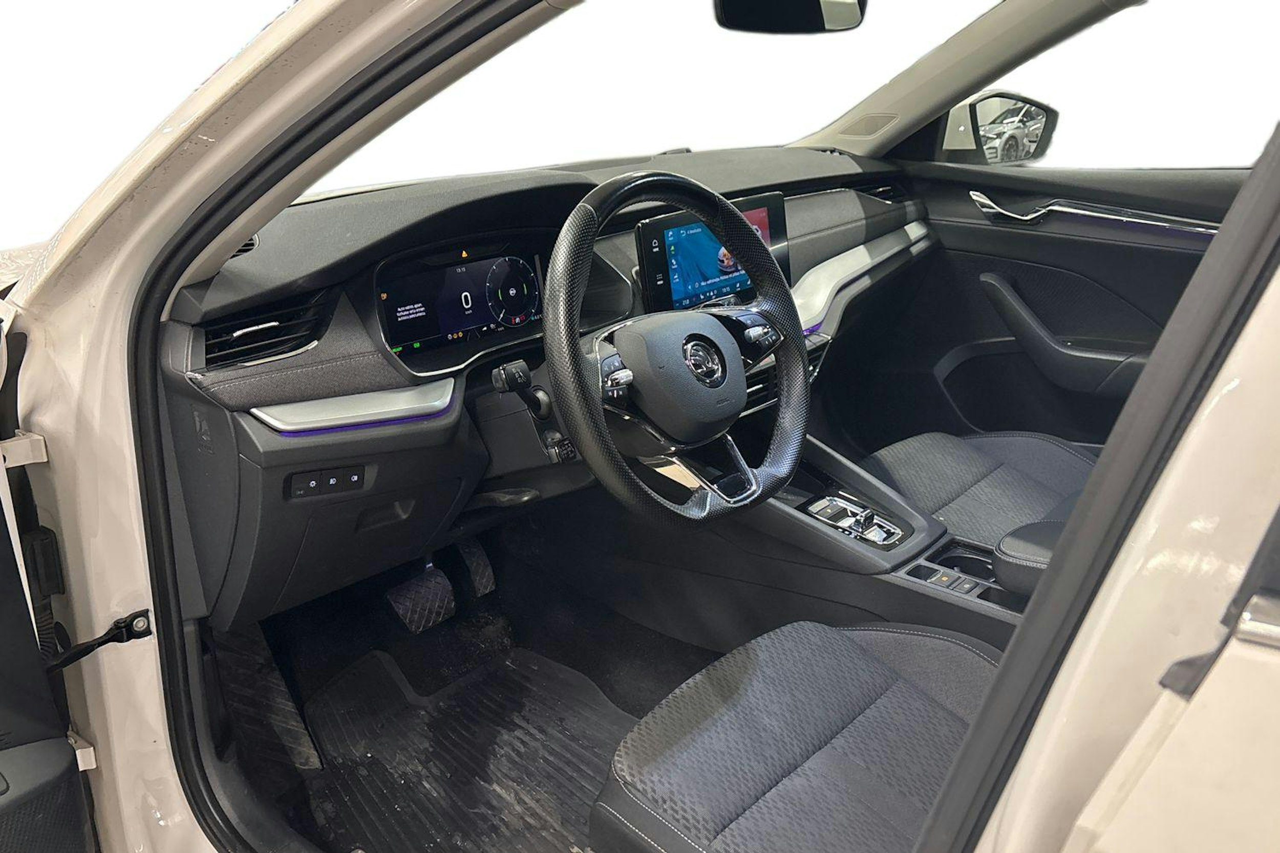 valkoinen Skoda Octavia 2021 kuva 3.