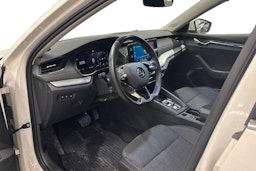 valkoinen Skoda Octavia 2021 kuva 3.