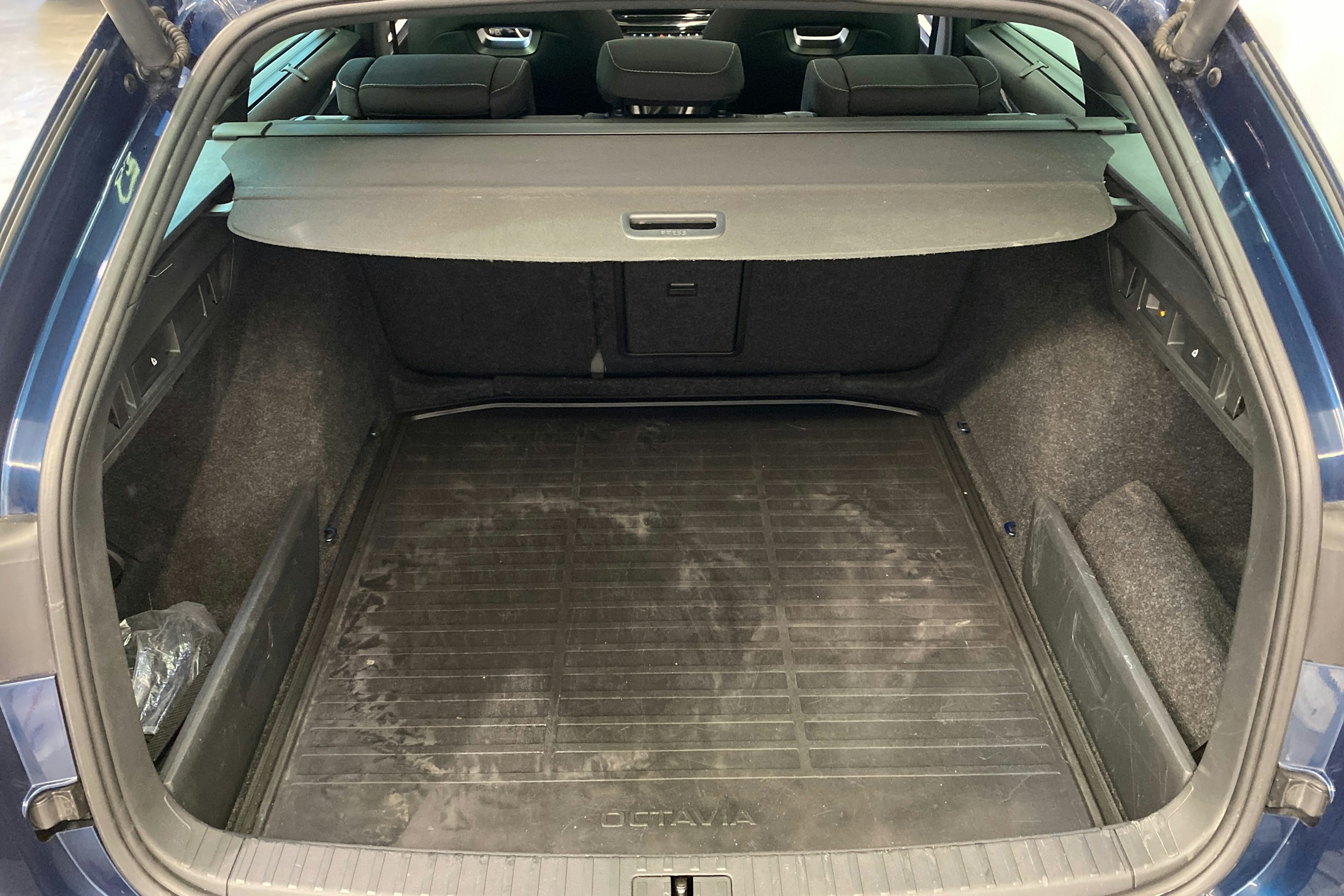 sininen Skoda Octavia 2021 kuva 16.