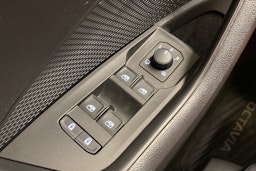 sininen Skoda Octavia 2021 kuva 17.
