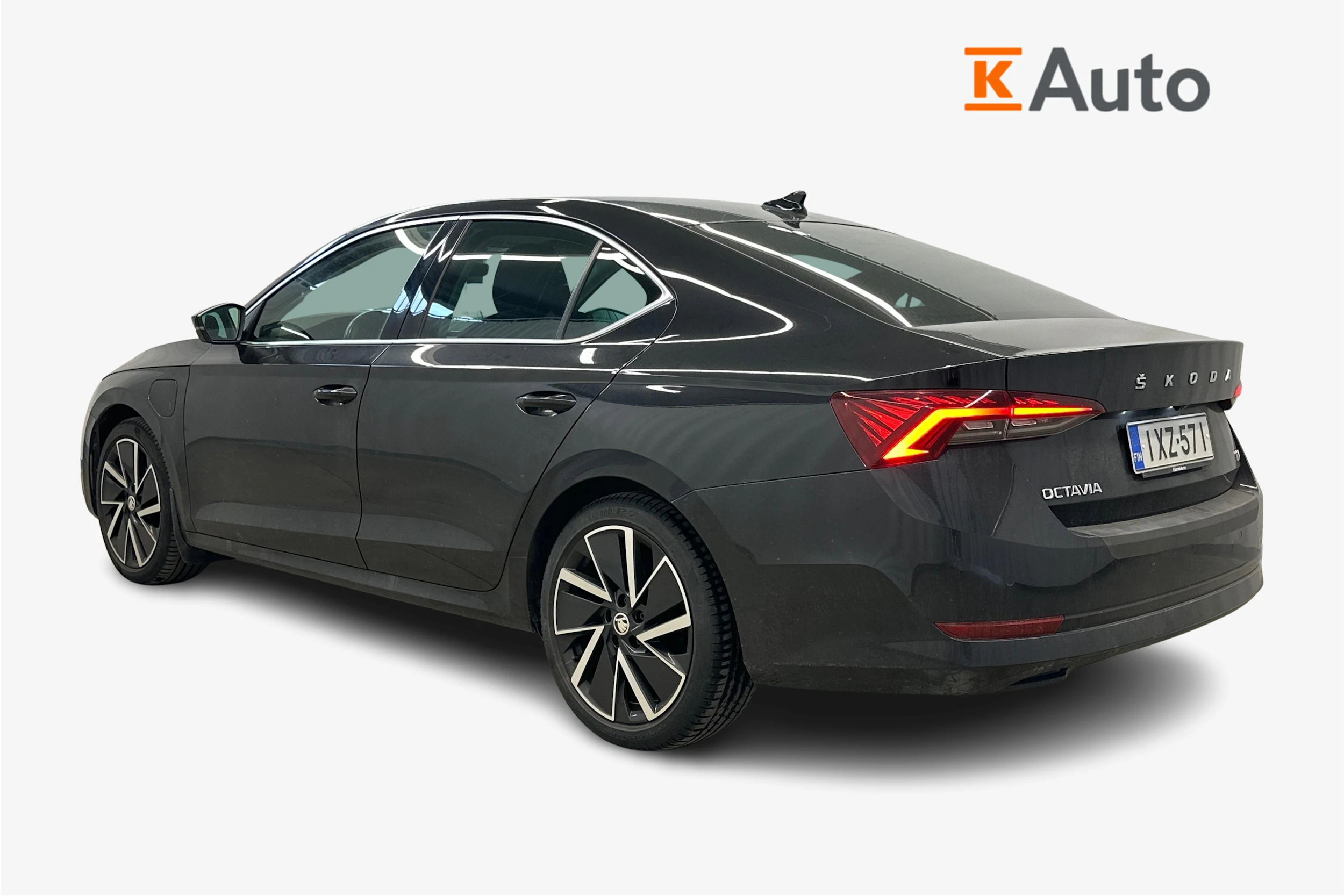 musta Skoda Octavia 2021 kuva 2.