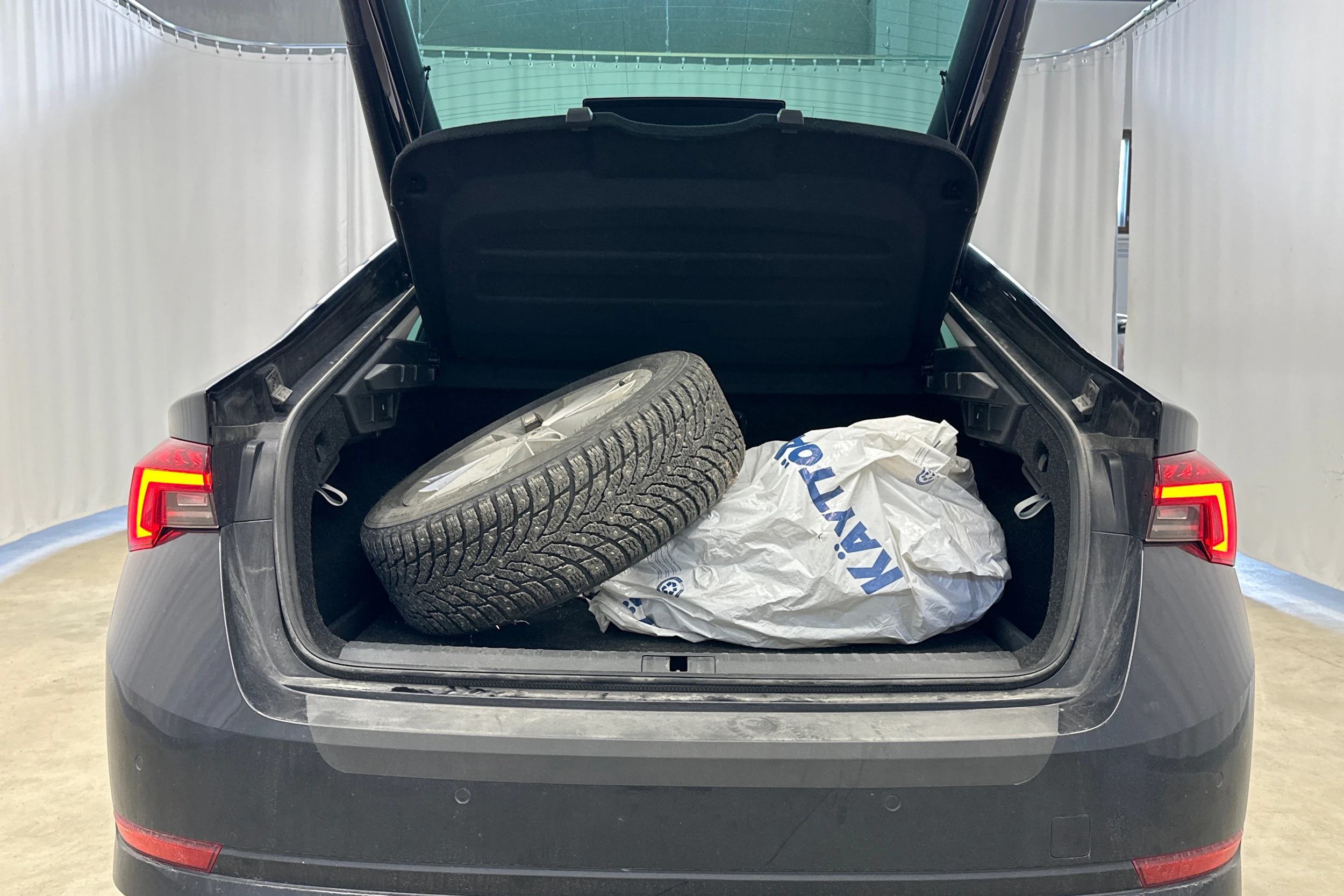 musta Skoda Octavia 2021 kuva 4.