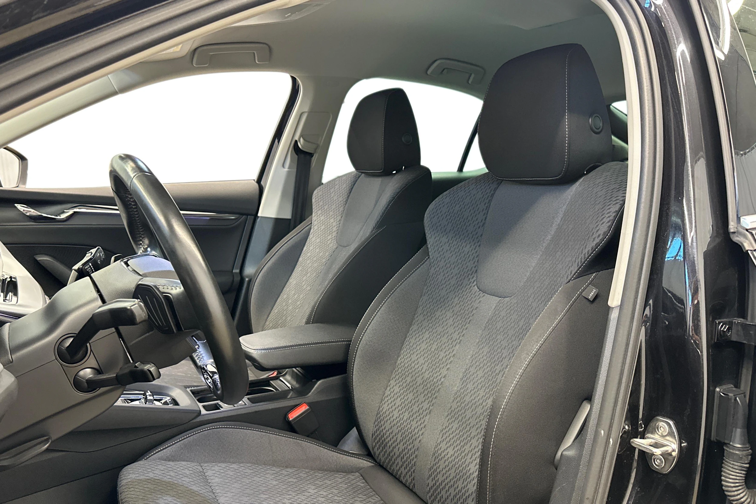 musta Skoda Octavia 2021 kuva 6.